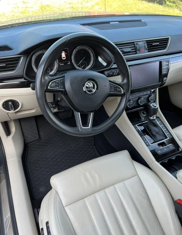 Skoda Superb cena 72900 przebieg: 177000, rok produkcji 2017 z Częstochowa małe 562